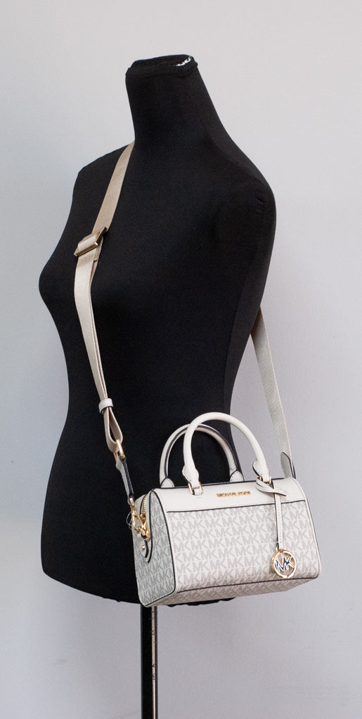 Bolso Bandolera Michael Kors Travel XS de PVC con Firma en Crema Claro y Estilo Duffle