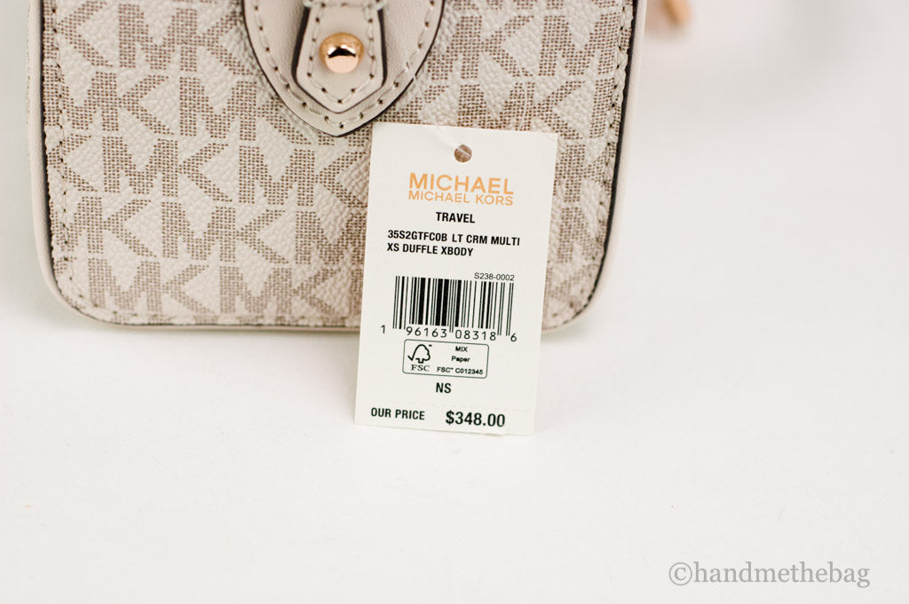 Bolso Bandolera Michael Kors Travel XS de PVC con Firma en Crema Claro y Estilo Duffle