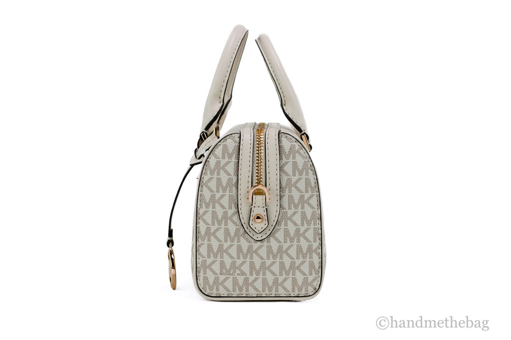 Bolso Bandolera Michael Kors Travel XS de PVC con Firma en Crema Claro y Estilo Duffle