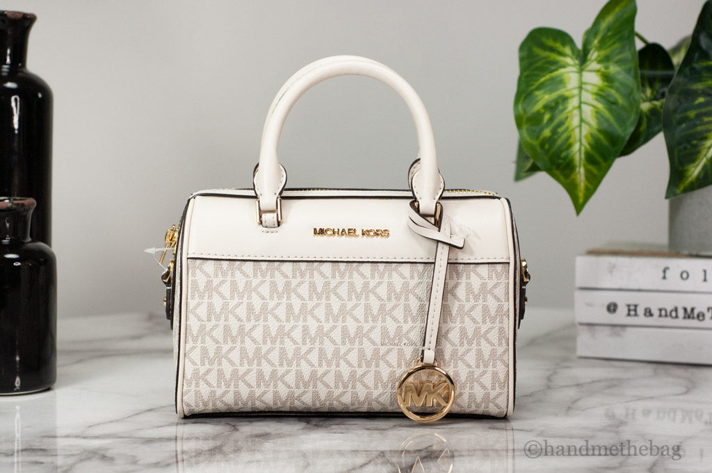 Bolso Bandolera Michael Kors Travel XS de PVC con Firma en Crema Claro y Estilo Duffle