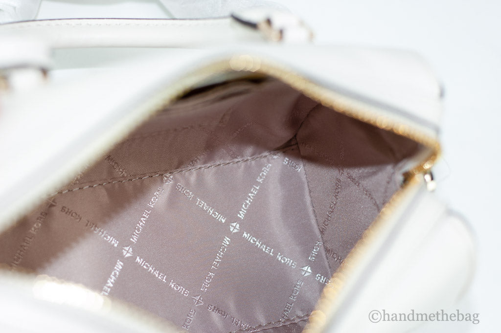 Bolso Bandolera Michael Kors Travel XS de PVC con Firma en Crema Claro y Estilo Duffle